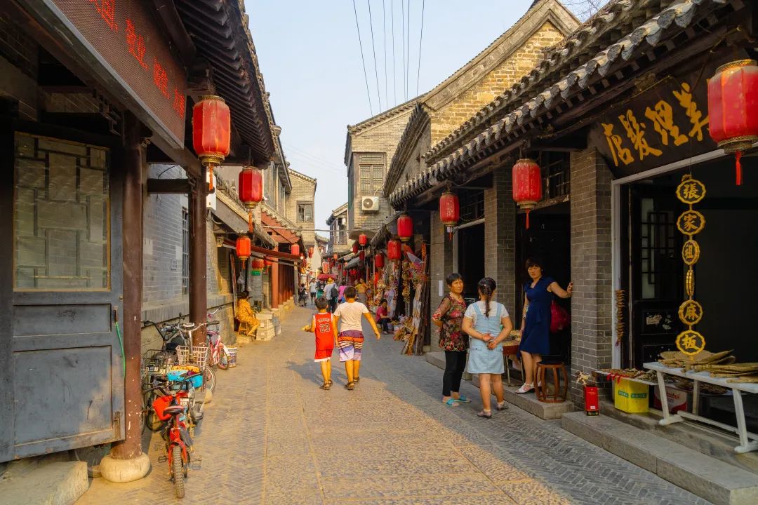 走進南陽古鎮(zhèn)，靜看搖櫓船，輕輕卷漣漪